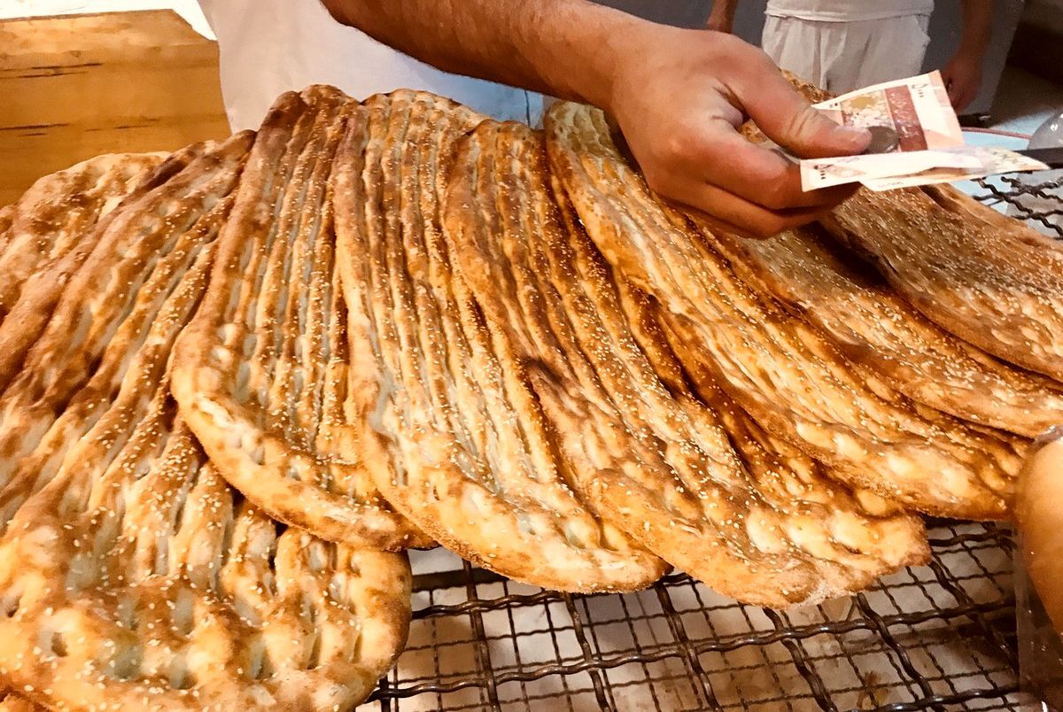 کاهش ۵۰ تا ۶۰ درصدی سهمیه آرد نانوایان/ رول کاغذی به دستمان نمی‌رسد/ با ریش سفیدی نانوایان را ترغیب به ادامه کار می‌کنم