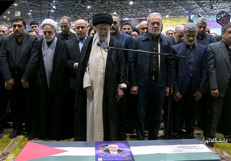 در دانشگاه تهران/رهبر انقلاب بر پیکر شهید اسماعیل هنیه نماز اقامه کردند