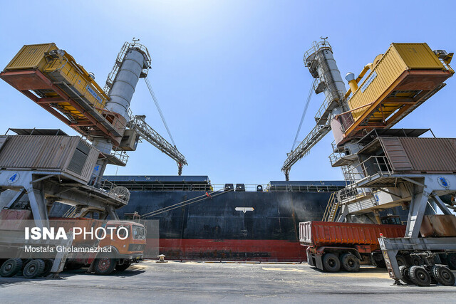 ذخیره‌سازی ۲.۷ میلیون تن کالای اساسی در بندر امام(ره)