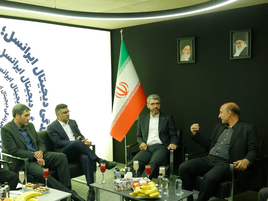 رئیس رگولاتوری از غرفه ایرانسل در نمایشگاه الکامپ بازدید کرد