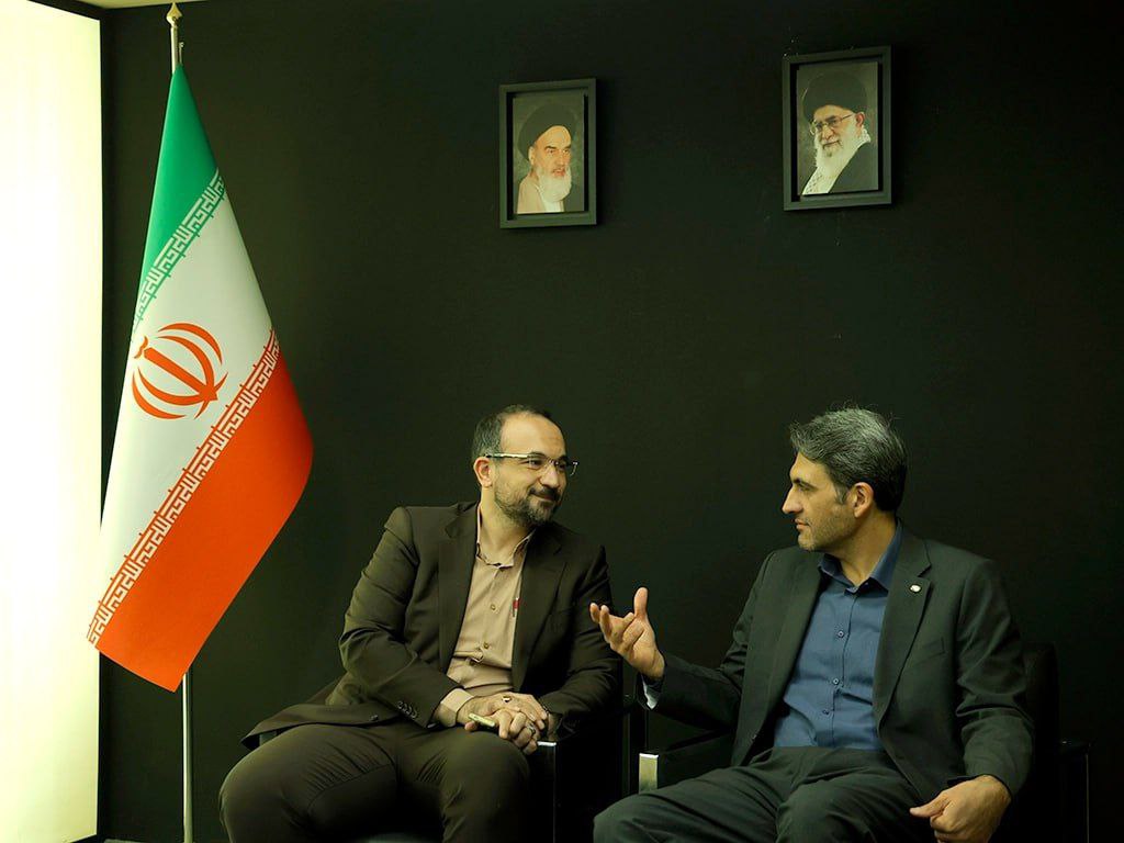 بازدید مدیرعامل رایتل از غرفه ایرانسل در نمایشگاه الکامپ