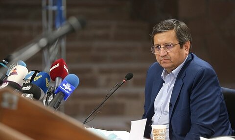 همتی: ارز داریم و می‌فروشیم/نرخ فعلی دلار کف بازار نیست